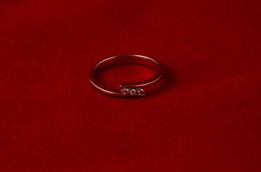 Elmaslı altın yüzük, yakın görüş.   