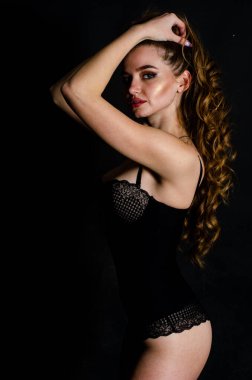 Yüksek seksi esmer iç çamaşırı stüdyo resmi.