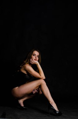 Yüksek seksi esmer iç çamaşırı stüdyo resmi.