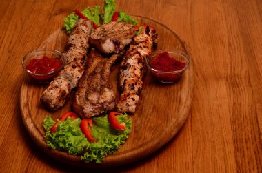 Koyu ahşap arka plan üzerinde kesme tahtası üzerinde ızgara sığır eti Barbekü Striploin biftek chimichurri soslu dilimlenmiş