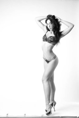 Şık keten, lüks bir esmer içinde genç ve güzel bir kadın. 