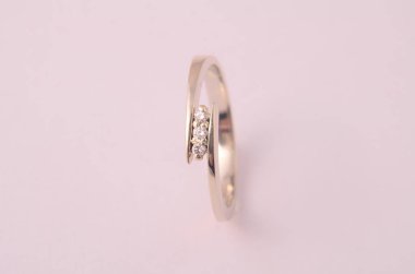 Elmaslı altın yüzük, yakın görüş.   