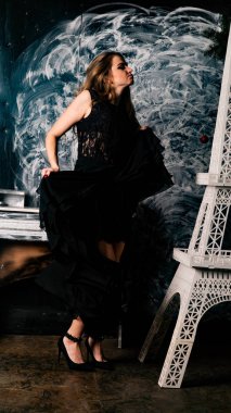 Stüdyoda dantel elbiseyle poz veren genç ve güzel bayan.  