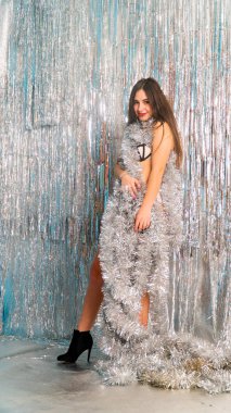 Stüdyoda poz veren parlak noel süsleriyle güzel seksi kadın, tatil konsepti.   