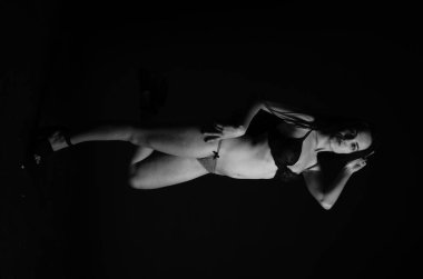 Stüdyoda şık keten bir esmer içinde güzel bir kadın..