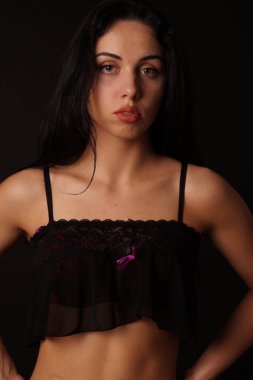 Stüdyoda poz veren şık keten elbiseli güzel esmer kadın. 