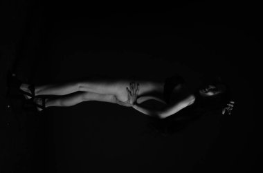 Stüdyoda şık keten bir esmer içinde güzel bir kadın..