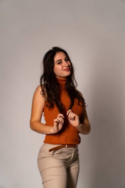 Güzel esmer model, karanlık odada poz veriyor. 