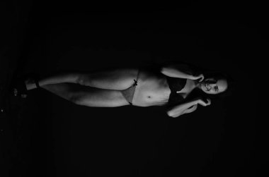 Stüdyoda şık keten bir esmer içinde güzel bir kadın..