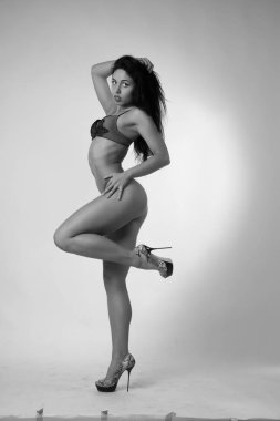 Şık keten, lüks bir esmer içinde genç ve güzel bir kadın. 