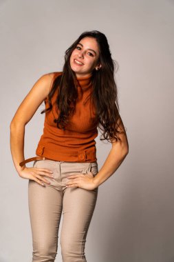 Güzel esmer model, karanlık odada poz veriyor. 