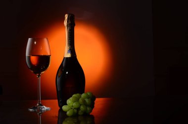 Hala şarap şişesi atölyesindeyim.