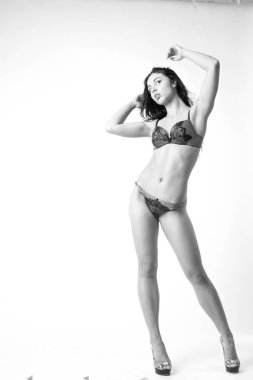 Şık keten, lüks bir esmer içinde genç ve güzel bir kadın. 