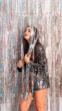 Stüdyoda poz veren parlak noel süsleriyle güzel seksi kız, tatil konsepti.  