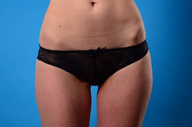 Stüdyoda iç çamaşırlı genç ve çekici bir kadın.  