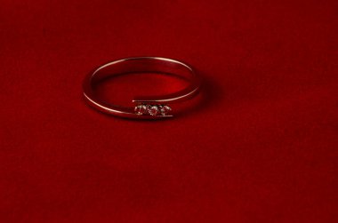 Elmaslı altın yüzük, yakın görüş.   