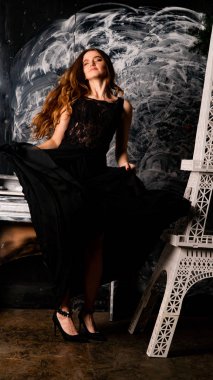 Stüdyoda dantel elbiseyle poz veren genç ve güzel bayan.  