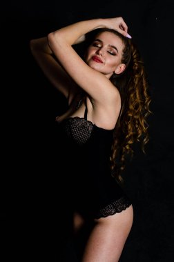 Yüksek seksi esmer iç çamaşırı stüdyo resmi.