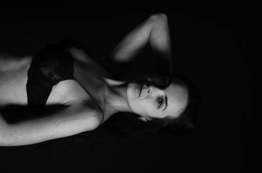 Stüdyoda şık keten bir esmer içinde güzel bir kadın..