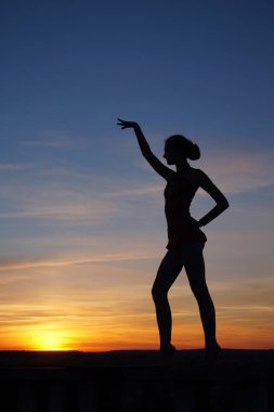 dans dansçı gün batımına karşı havada böler yok