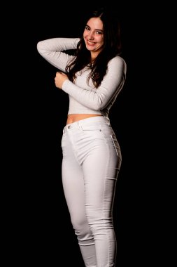 Saçları topuz şeklinde olan genç bayan kollarını kavuşturup yukarı bakıyor. Gri elbiseli, ısıran dudakları olan, arzularını düşünen kaprisli kadın manken. Hayal dünyası konsepti