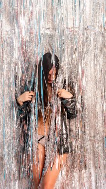 Stüdyoda poz veren parlak noel süsleriyle güzel seksi kız, tatil konsepti.  