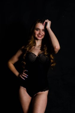 Yüksek seksi esmer iç çamaşırı stüdyo resmi.