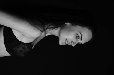 Stüdyoda şık keten bir esmer içinde güzel bir kadın..