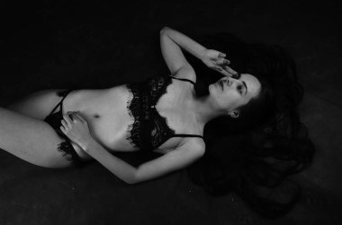 Stüdyoda şık keten bir esmer içinde güzel bir kadın..