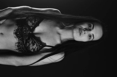 Stüdyoda şık keten bir esmer içinde güzel bir kadın.