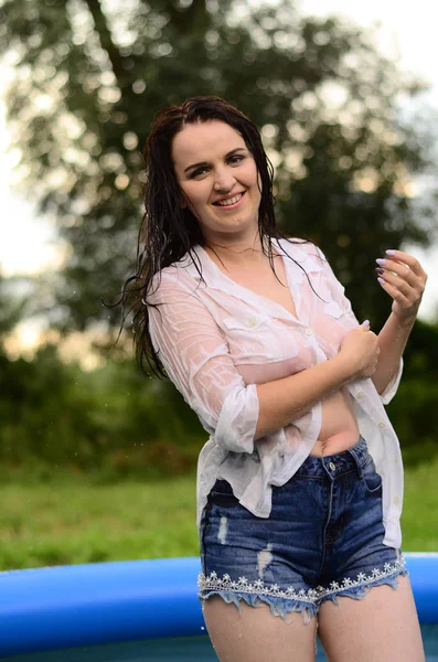 Gün batımında, havuzda ıslak güzel bir kız bedeni..