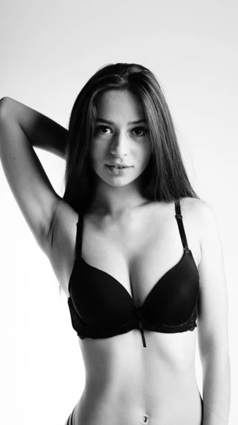 Vacker sexig kvinna i svart underkläder över vit bakgrund — Stockfoto