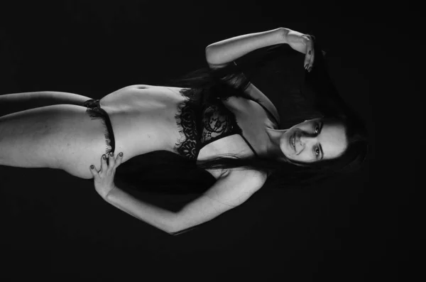 Jeune belle femme dans une brune de luxe en lin à la mode dans le Studio — Photo