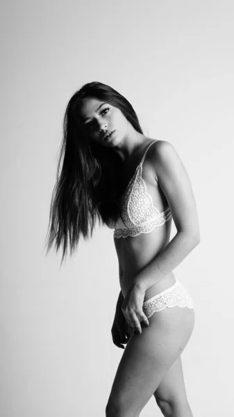 Ragazza in lingerie su sfondo bianco — Foto Stock