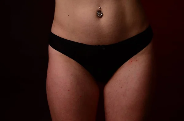 Jovem sensual senhora em lingerie sobre fundo preto . — Fotografia de Stock