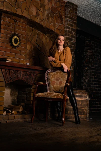 Привлекательная Молодая Женщина Сидящая Кресле Камина Студии — стоковое фото