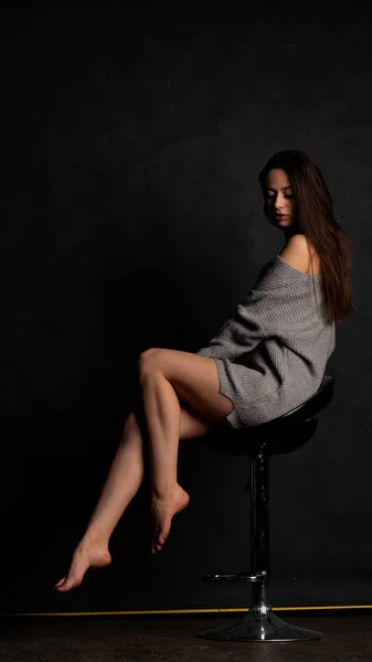Sexy Młody Piękny Szary Sukienka Rękawy Pozowanie Studio Krzesło Czarny — Zdjęcie stockowe
