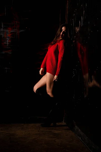美しいですセクシーヌード女性で赤いセーター上の暗い背景 — ストック写真