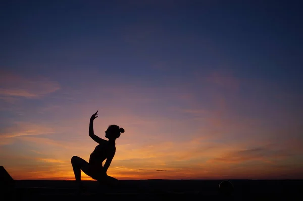 Dans Eden Dansçı Gün Batımına Karşı Havada Yarılır — Stok fotoğraf