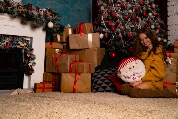 Junge Frau Luxuriöser Weihnachtsdekoration — Stockfoto