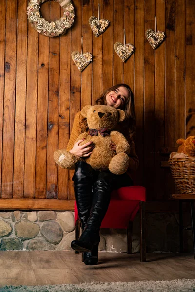 Piękne Brunetka Kobieta Zabawka Niedźwiedź Pozowanie Drewniane Studio — Zdjęcie stockowe