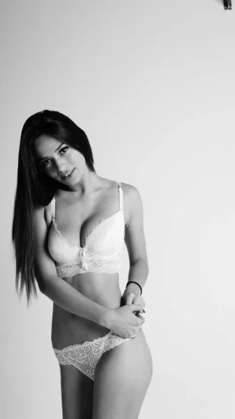 Menina em lingerie no fundo branco — Fotografia de Stock