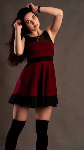 Досить Молода Сексуальна Модель Жінка Темним Волоссям Червоній Сукні Позує — стокове фото