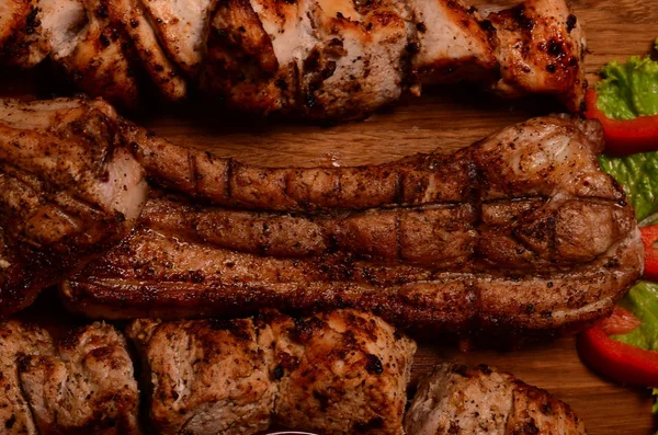 Churrasco em carne grelhada em fatias Bife Striploin com molho chimichurri na tábua de corte em fundo de madeira escura — Fotografia de Stock