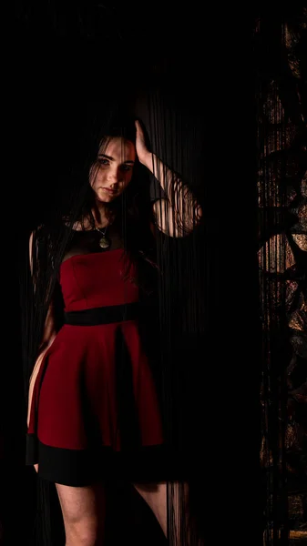Досить Молода Сексуальна Модель Жінка Темним Волоссям Червоній Сукні Позує — стокове фото