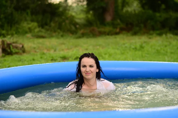 Vacker flicka storlek plus våt i poolen, vid solnedgången tid — Stockfoto