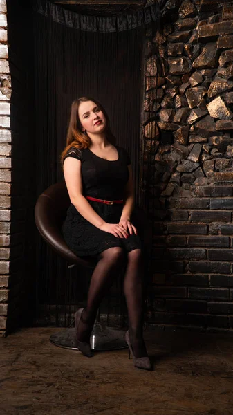 Artı siyah gece elbisesi giyen bir manken, lüks içinde şişman bir kadın, tam boy portre, profesyonel makyaj ve saç stili.