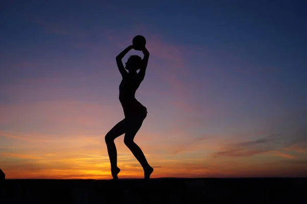 Tänzer Tanz Macht Den Spagat Der Luft Gegen Den Sonnenuntergang — Stockfoto