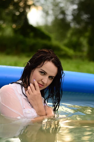 Tamanho menina bonita mais molhada na piscina, ao pôr-do-sol — Fotografia de Stock