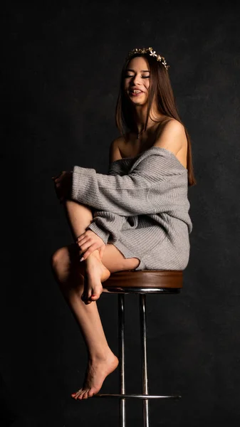 Sexy Young Beautiful Gray Dress Sleeves Posing Studio Chair Black — Stock Photo, Image